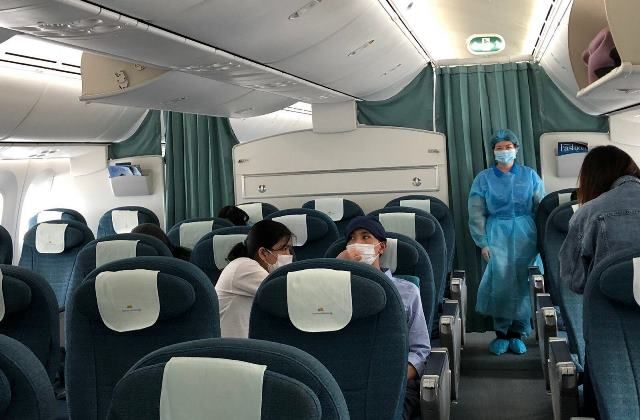 vietnam airlines brings 12 vietnamese citizens stranded in japan home