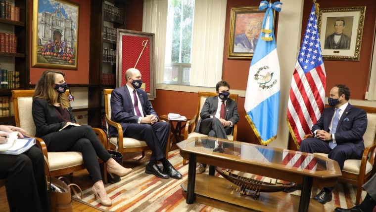 Đặc phái viên Mỹ về Tam giác Bắc Trung Mỹ (gồm Guatemala, El Salvador và Honduras) Ricardo Zúñiga gặp gỡ chính quyền Guatemala ngày 5/4. (Nguồn: Minex)