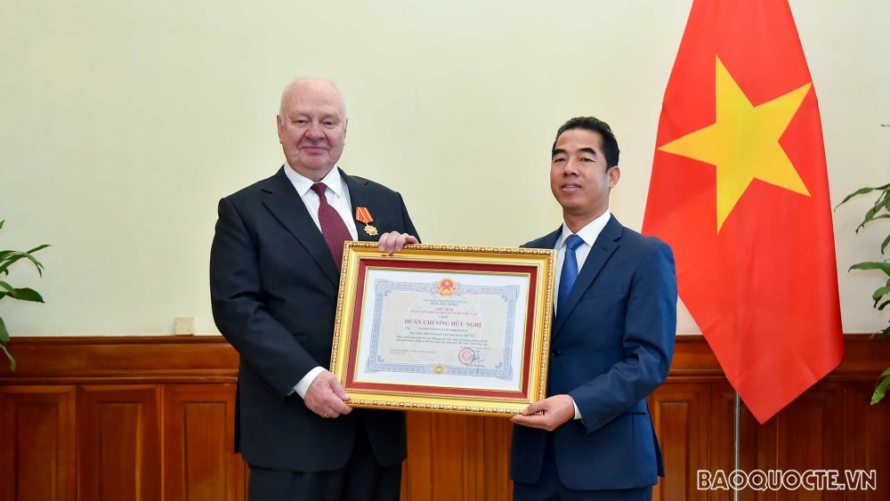 Thứ trưởng Ngoại giao Tô Anh Dũng trao tặng Huân chương Hữu nghị cho Ngài Konstantin Vnukov, Đại sứ Nga tại Việt Nam. (Ảnh: Tuấn Anh)