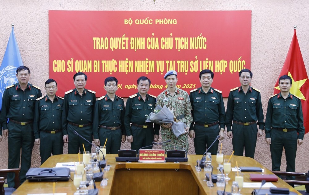 Thượng tướng Hoàng Xuân Chiến, Thứ trưởng Bộ Quốc phòng trao Quyết định của Chủ tịch nước cho Thiếu tá Nguyễn Phúc Đông nhận nhiệm vụ tại Trụ sở Liên hợp quốc. (Nguồn: TTXVN)