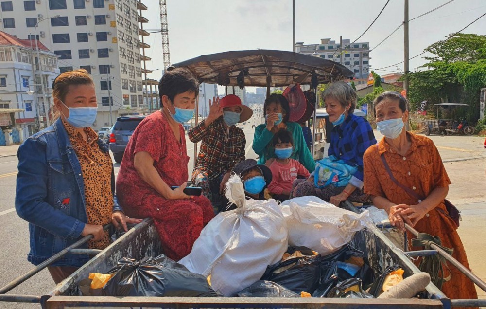 Niềm vui của bà con tại tỉnh Preah Sihanouk khi nhận quà của Tổng Lãnh sự quán trước thềm Tết cổ truyền Chol Chhnam Thmey.