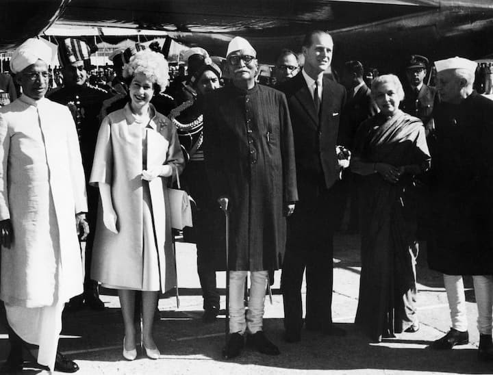 Trong chuyến thăm Ấn Độ năm 1961, Nữ hoàng Elizabeth II và Công tước xứ Edinburgh là khách mời danh dự trong Lễ kỷ niệm Ngày Cộng hòa và đến thăm Bombay (nay là Mumbai), Madras (nay là Chennai), Jaipur, Agra và Calcutta (nay là Kolkata). Thủ tướng Jawahar