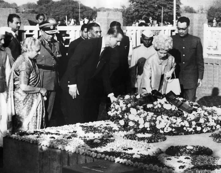Nữ hoàng Elizabeth II và Hoàng thân Philip thể hiện sự kính trọng tại đài tưởng niệm Mahatma Gandhi (1869-1948), nhà lãnh đạo, vị anh hùng dân tộc vĩ đại của Ấn Độ ở thủ đô New Delhi vào ngày 22/1/1961. Tháp tùng cặp đôi Hoàng gia là Cao ủy Ấn Độ tại Vươn
