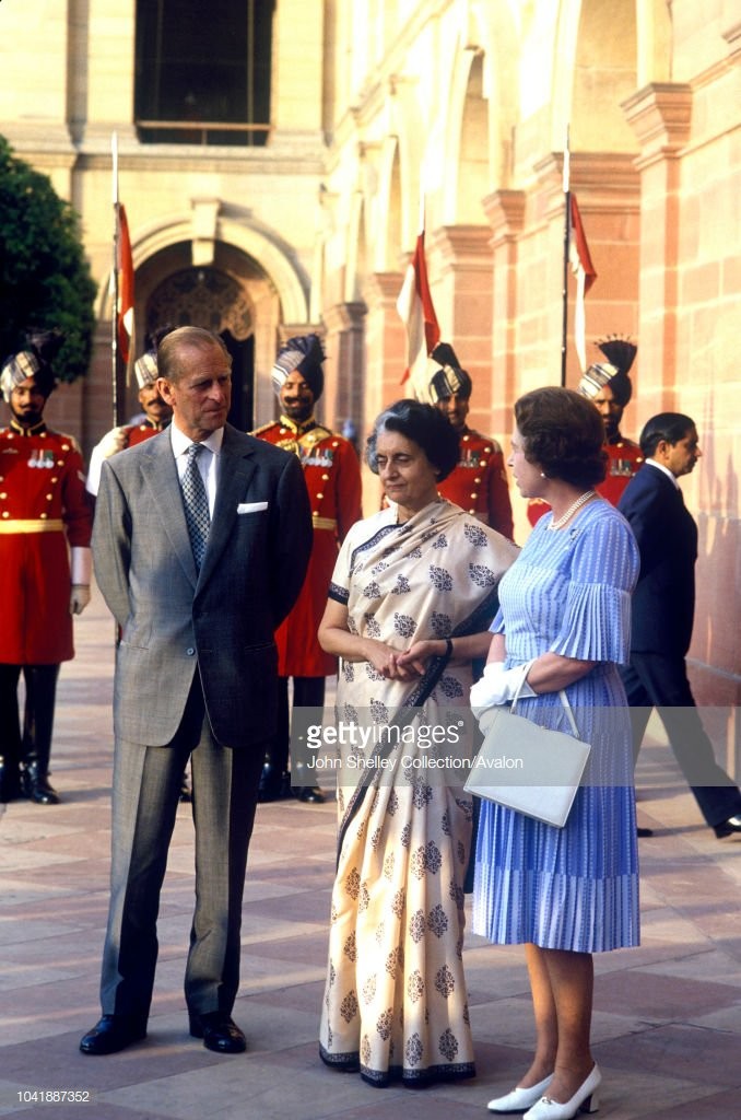 Thủ tướng Ấn Độ Indira Gandhi, Nữ hoàng Elizabeth II và Hoàng thân Philip tại Phủ Thủ tướng ở thủ đô New Delhi ngày 18/11/1983.