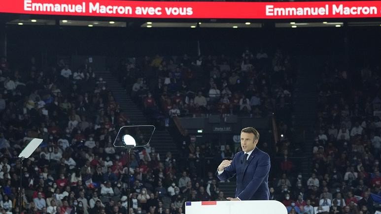 Bầu cử Pháp: Tổng thống Macron phát biểu tại cuộc vận động tranh cử ở phía Tây Paris ngày 2/4. (Nguồn: AP)