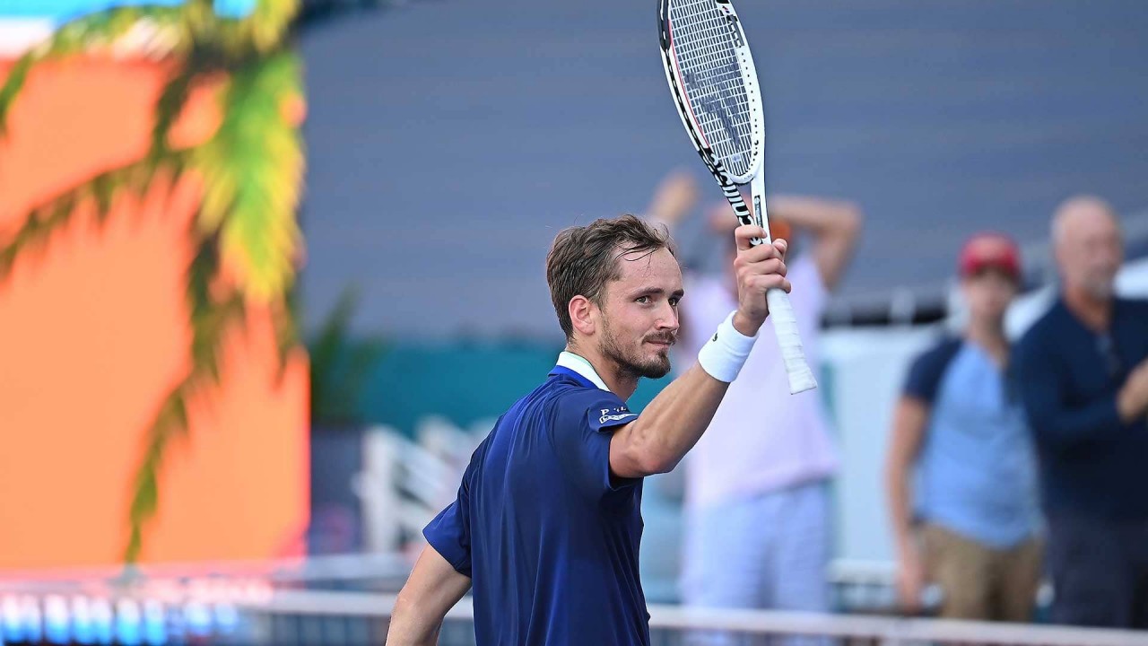 Daniil Medvedev thông báo về việc anh sẽ phải rời xa sân quần vợt khoảng hai tháng vì phẫu thuật chứng thoát vị đĩa đệm. (Nguồn: AP Tour)
