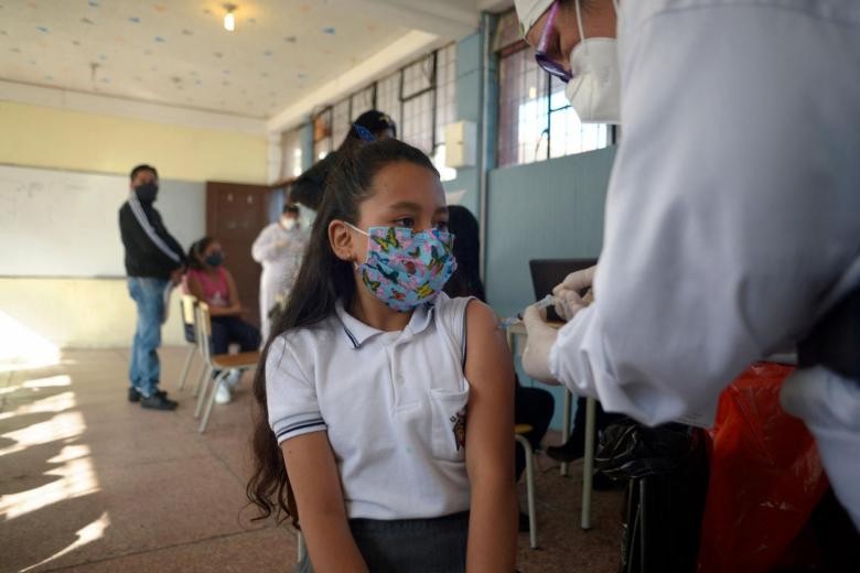 Tiêm vaccine Covid-19 cho trẻ em ở Quito, Ecuador. (Nguồn: AFP)