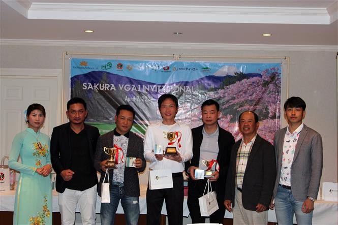 Chủ tịch VGAJ (thứ hai từ phải sang) và các nhà tài trợ chụp ảnh cùng ba nam golf thủ đạt giải cao nhất tại giải Sakura VGAJ Invitational 2022. (Nguồn: TTXVN)