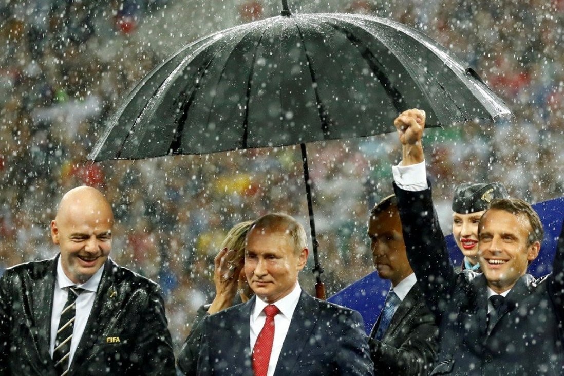 Chủ tịch Fifa Gianni Infantino, Tổng thống Nga Vladimir Putin và Tổng thống Pháp Emmanuel Macron sau chiến thắng của đội tuyển Pháp tại vòng chung kết World Cup ngày 15/7/2018 ở thủ đô Moscow. (Nguồn: Reuters)