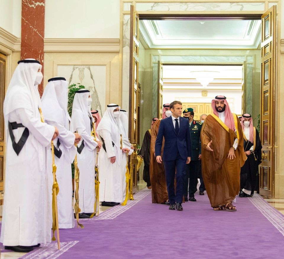 Thái tử Saudi Arabia Mohammed bin Salman đón Tổng thống Pháp Emmanuel Macron ở Jeddah ngày 4/12/2021. (Nguồn: Reuters)