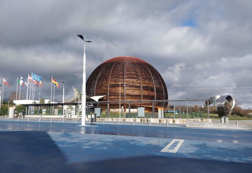 Tổ chức Nghiên cứu hạt nhân châu Âu (CERN) đặt trụ sở tại Geneva, Thụy Sỹ. 