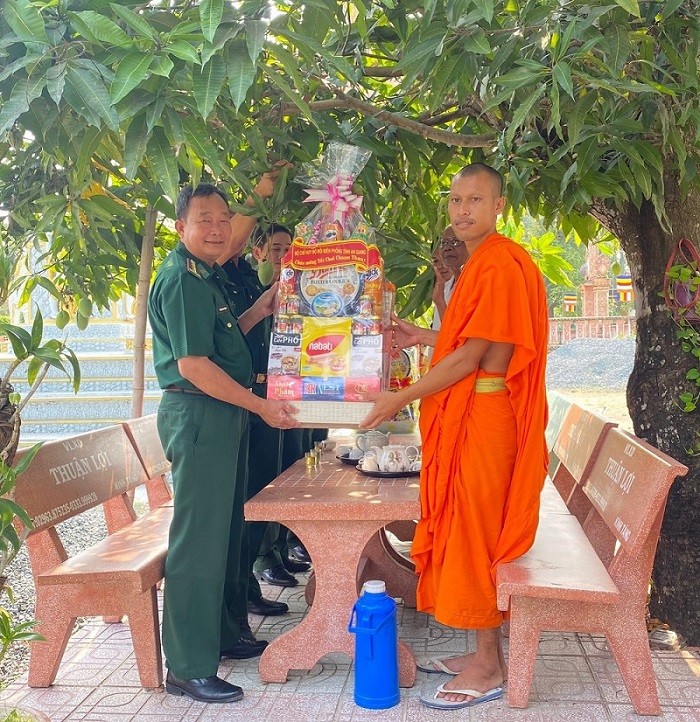 Bộ đội Biên phòng tỉnh An Giang chúc Tết cổ truyền Chol Chnam Thmay các điểm chùa dân tộc Khmer