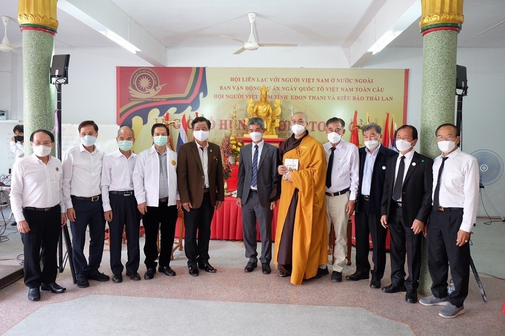 Đoàn đại biểu Tổng lãnh sự quán Việt Nam tại Khon Kaen cùng cộng đồng kiều bào dâng hương tưởng niệm các Vua Hùng tại chùa Khánh An ngày 27/3. (Nguồn: TTXVN)
