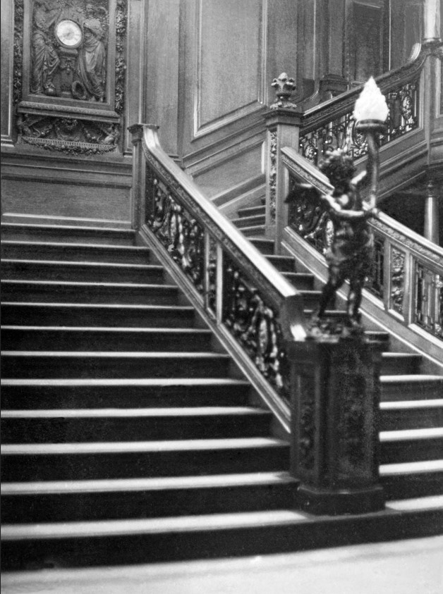 Chiếc cầu thang sang trọng bên trong khoang hạng nhất trên con tàu Titanic (Nguồn: Universal Images Group/Super Stock)  Một phòng khách trên tàu Titanic (Nguồn: Universal Images Group/Super Stock)  