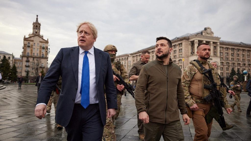 Tổng thống Ukraine Volodymyr Zelensky và Thủ tướng Anh Boris Johnson đi bộ dọc một con phố ở Kiev sau cuộc gặp ngày 9/4. (Nguồn: Reuters)