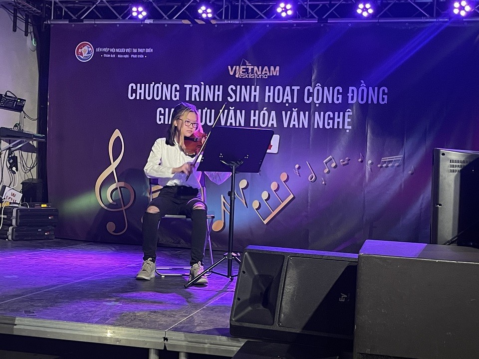 Tiết mục biểu diễn violon của cộng đồng người Việt tại Thụy Điển.