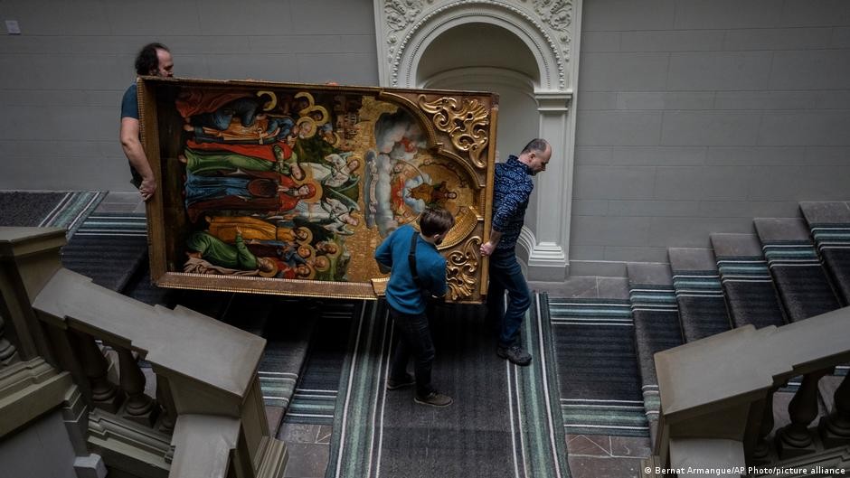 Các nhân viên đang di dời tranh trong bảo tàng ở Lviv. (Nguồn: DW)