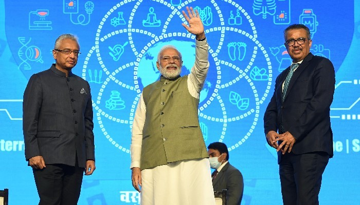 Thủ tướng Ấn Độ Narendra Modi cùng với Thủ tướng Mauritius Pravind Jugnauth và Tổng giám đốc WHO Tedros Ghebreyesus tại Jamnagar,  Gujarat ngày 19/4. (Nguồn: INN)