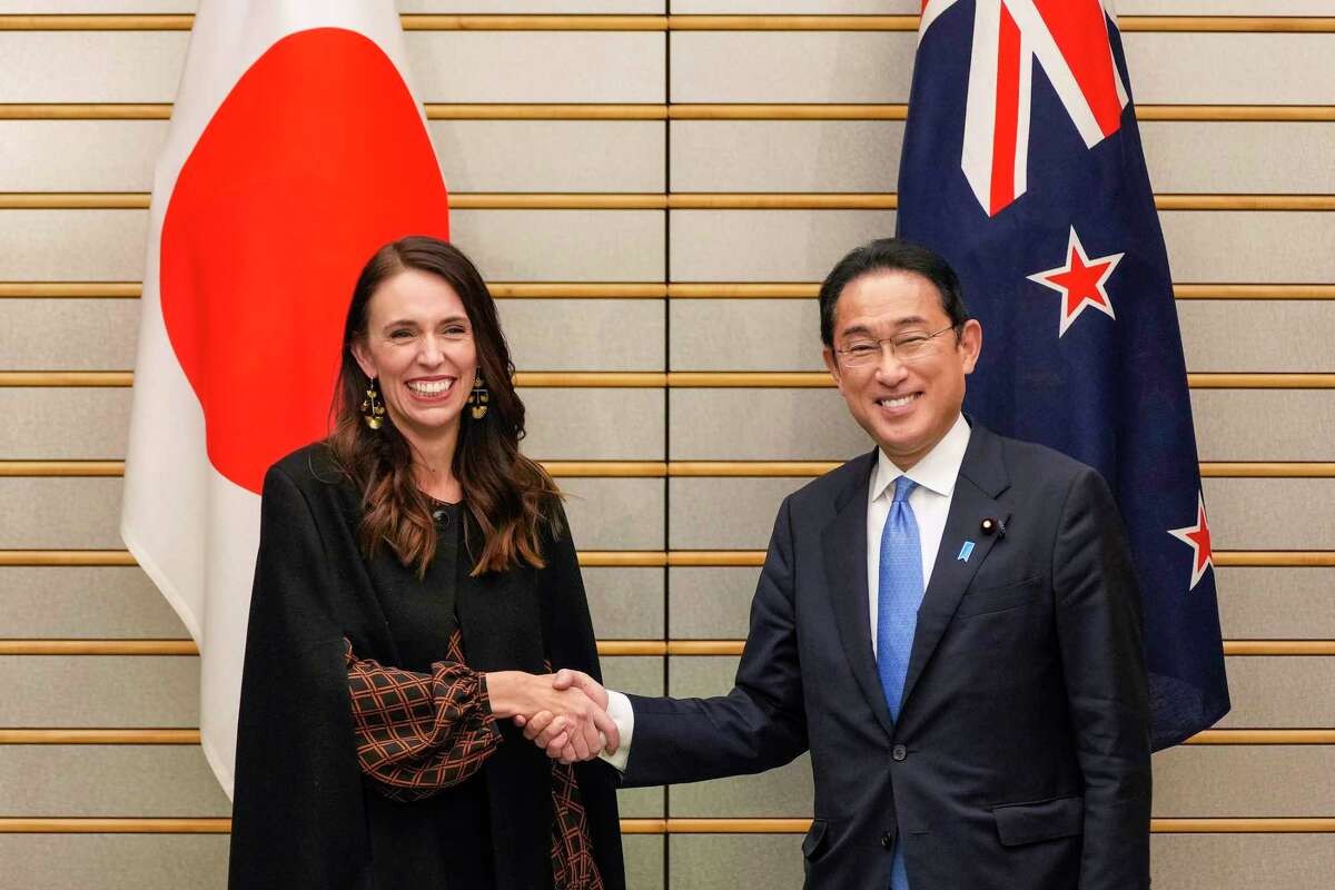 Thủ tướng Nhật Bản Kishida Fumio và người đồng cấp New Zealand Jacinda Ardern tại thủ đô Tokyo ngày 21/4. (Nguồn: sfgate)