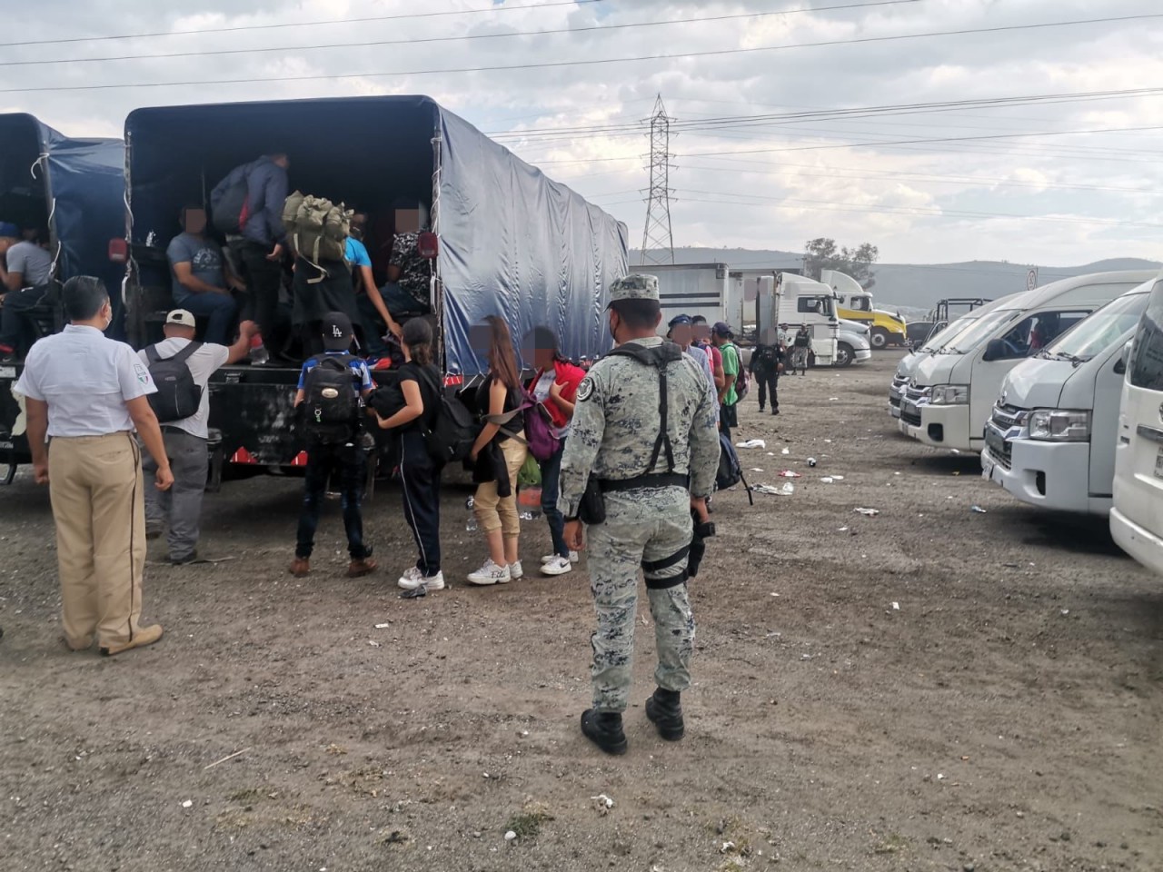 Nhà chức trách Mexico ngày 23/4 cho biết các đặc vụ liên bang thuộc Viện Di trú Quốc gia (INM) đã giải cứu 330 người di cư trên đường cao tốc Puebla-Orizaba. (Nguồn: INM)