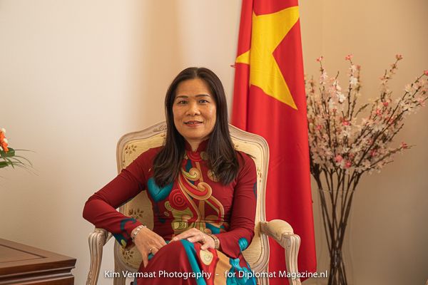 bai hoc chong dich covid 19 cua viet nam qua loi ke cua nu dai su tren bao nuoc ngoai