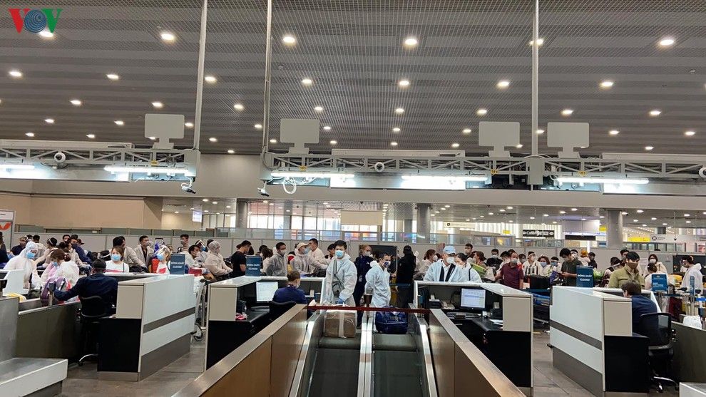 370 công dân Việt Nam từ Nga về nước, hạ cánh xuống sân bay Vân Đồn