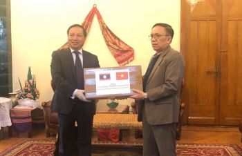 Đại sứ Ngô Đức Mạnh trao tặng khẩu trang y tế cho Đại sứ quán Lào tại Nga
