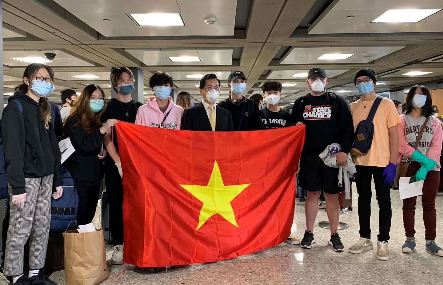 Tối 16/5, chuyến bay chở hơn 340 công dân Việt Nam từ Hoa Kỳ đã hạ cánh an toàn