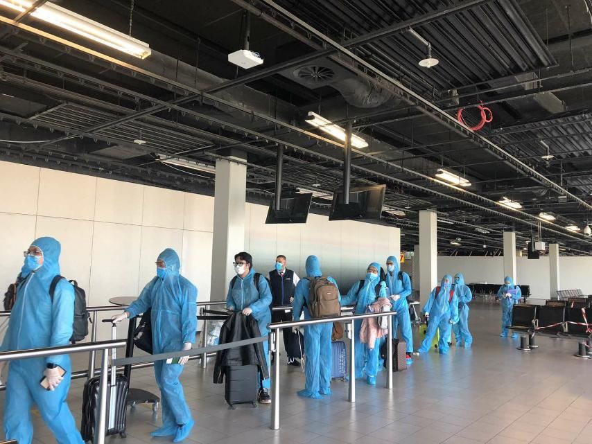 Covid-19: Hơn 300 công dân Việt Nam từ châu Âu và châu Phi hạ cánh an toàn tại sân bay Tân Sơn Nhất