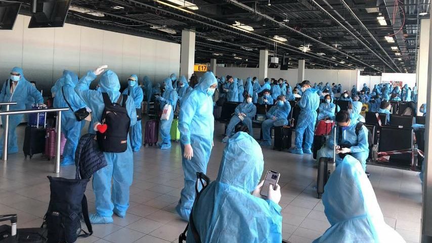 Chuyến bay đưa gần 280 công dân Việt Nam từ Đức về nước hạ cánh xuống sân bay Tân Sơn Nhất