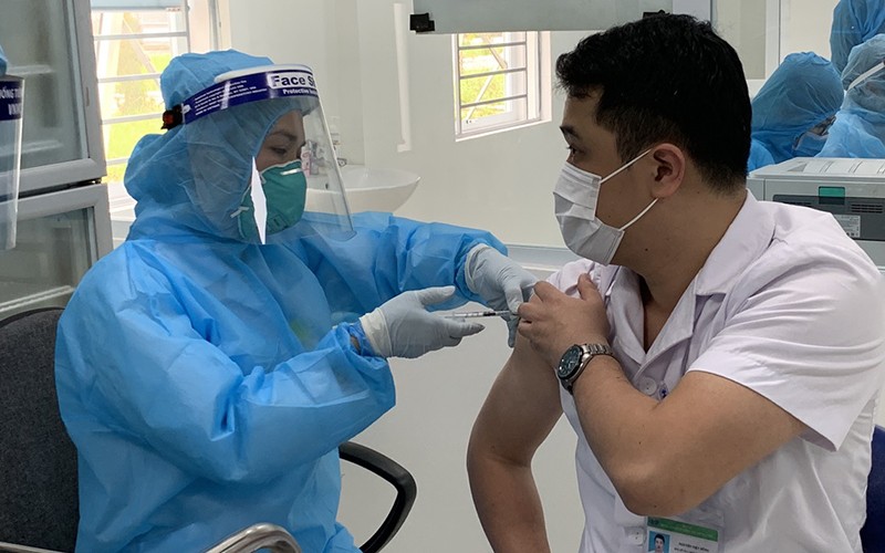 Trên 832.000 người Việt Nam đã tiêm vaccine phòng Covid-19, quy trình triển khai bài bản