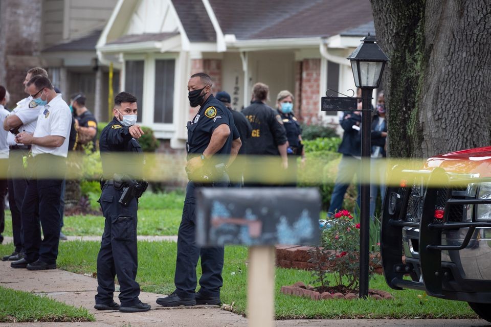 Ngày 30/4, cảnh sát thông báo đã phát hiện hơn 90 người bị nhồi nhét trong một ngôi nhà 2 tầng ở ngoại ô thành phố Houston và nghi ngờ đây có thể là một vụ buôn người. (Nguồn: Reuters)