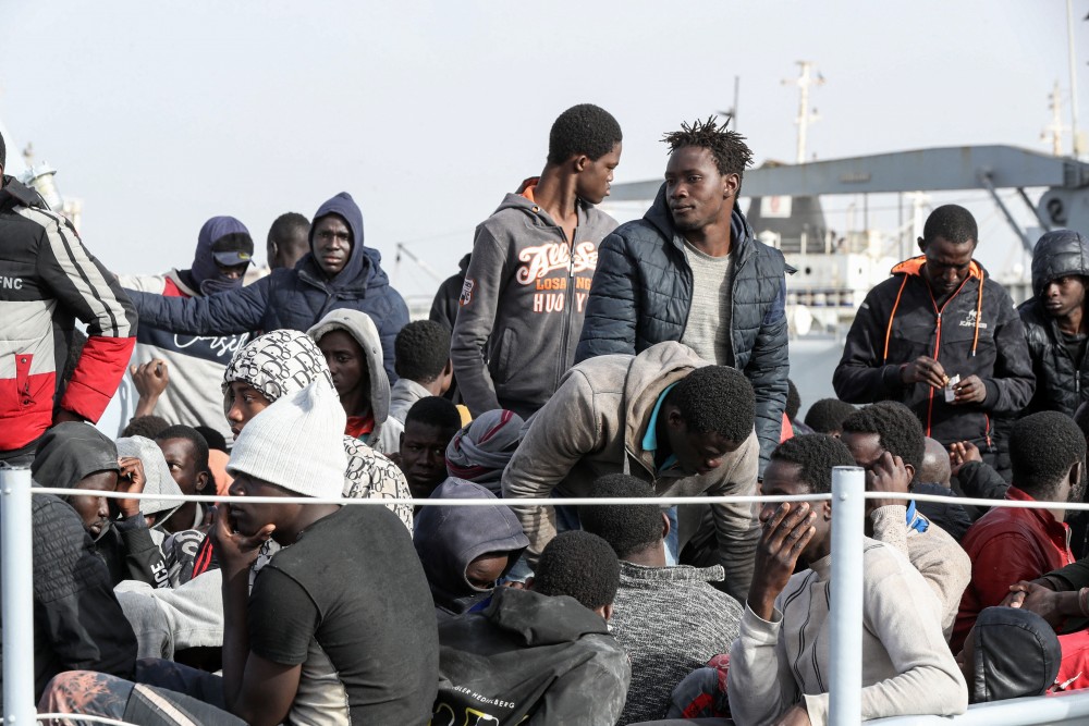 Người di cư được đưa tới căn cứ hải quân ở Tripoli, Libya, sau khi được giải cứu ngày 29/4/2021. (Nguồn: AFP)