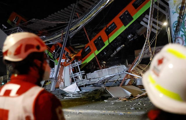 Đoạn cầu vượt metro đổ sập đúng lúc đoàn tàu đang chạy qua khiến cả tàu lẫn hành khách rơi thẳng xuống lòng đường, Mexico ngày 3/5. (Nguồn: Reuters)