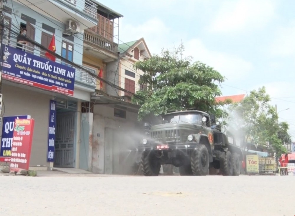 Lực lượng quân đội tiến hành phun khử khuẩn đường phố thị xã Mỹ Hào nhằm phòng chống dịch Covid-19. (Nguồn: TTXVN)