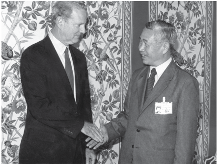 Phó Chủ tịch Hội đồng Bộ trưởng, Bộ trưởng Bộ Ngoại giao Nguyễn Cơ Thạch gặp Ngoại trưởng Mỹ James Baker tại New York, ngày 29/9/1990. (Ảnh tư liệu)