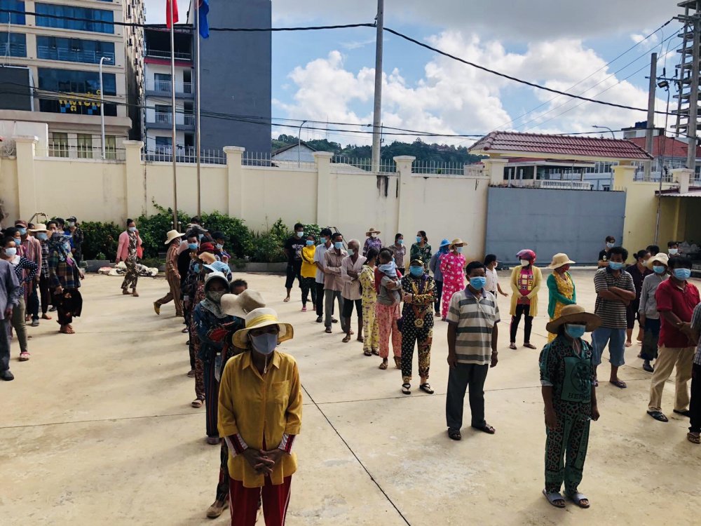 Tổng Lãnh sự quán Việt Nam tại Preah Sihanouk phối hợp với Ban Chấp hành Hội Khmer-Việt Nam tỉnh đã tổ chức phát 434 phần quà cho các hộ gia đình có hoàn cảnh khó khăn tại tỉnh Preah Sihanouk, sáng 16/5.