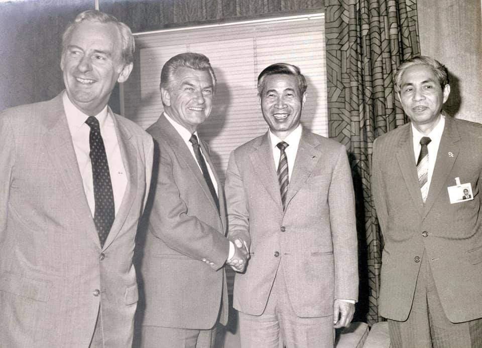 Bộ trưởng Ngoại giao Nguyễn Cơ Thạch chào Thủ tướng Australia Bob Hawke, ngày 15/3/1983. Đại sứ Hoàng Bảo Sơn ở ngoài cùng bên phải. (Ảnh tư liệu)