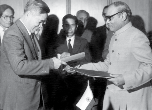 Bộ trưởng Ngoại giao Nguyễn Cơ Thạch trao đổi văn kiện tại Lễ ký kết Hiệp định thành lập Ủy ban hỗn hợp Việt Nam - Ấn Độ với Bộ trưởng Bộ Ngoại giao Ấn Độ Narasimha Rao, năm 1982. (Ảnh tư liệu)