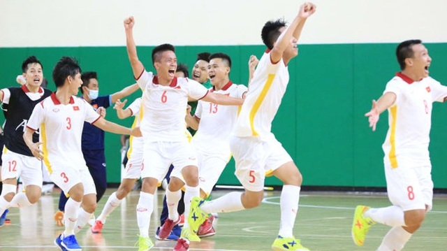 Hạnh phúc vỡ hòa với các thành viên của đội tuyển futsal Việt Nam. (Nguồn: Dân trí)