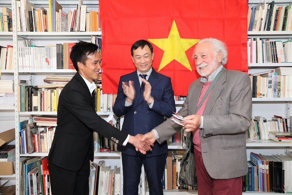 Chủ tịch Chi hội Hữu nghị Italy-Việt Nam vùng Veneto, ông Renato Darsie trao quyền sử dụng Nhà văn hóa Việt Nam cho đại diện của sinh viên Việt Nam. (Nguồn: TTXVN)