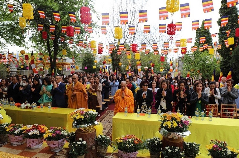 Hòa thượng Thích Tịnh Quang, Đại đức Thích Pháp Nhẫn cùng các Phật tử tại Đại lễ Phật Đản ở chùa Phổ Đà. (Nguồn: TTXVN)