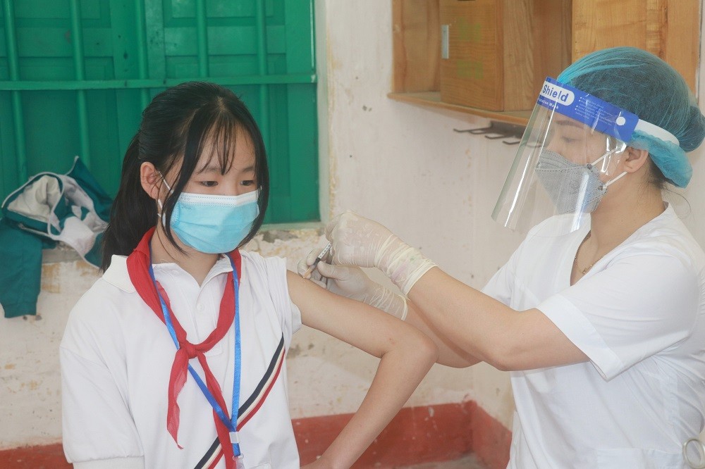 Tiêm vaccine phòng Covid-19 cho trẻ 11 đến dưới 12 tuổi tại Trường Trung học cơ sở Yên Định, huyện Hải Hậu, tỉnh Nam Định. (Nguồn: TTXVN)