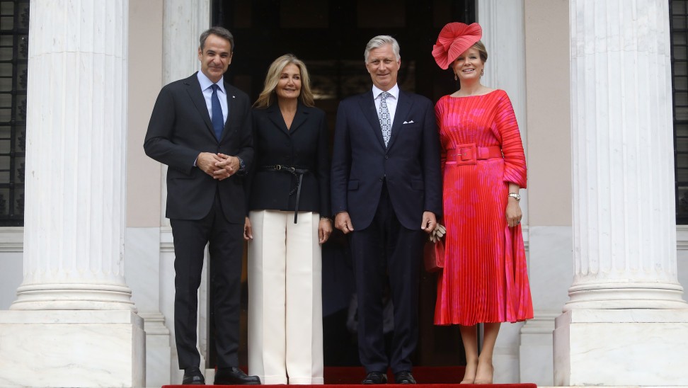 Nhà vua Bỉ và Hoàng hậu cùng với Thủ tướng Kyriakos Mitsotakis và Tổng thống Katerina Sakellaropoulou.
