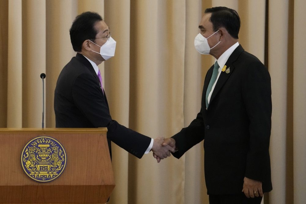 Thủ tướng kiêm Bộ trưởng Quốc phòng Thái Lan Prayut Chan-o-cha và Thủ tướng Nhật Bản Kishida Fumio ngày 2/5 tại thủ đô Bangkok. (Nguồn: AP)