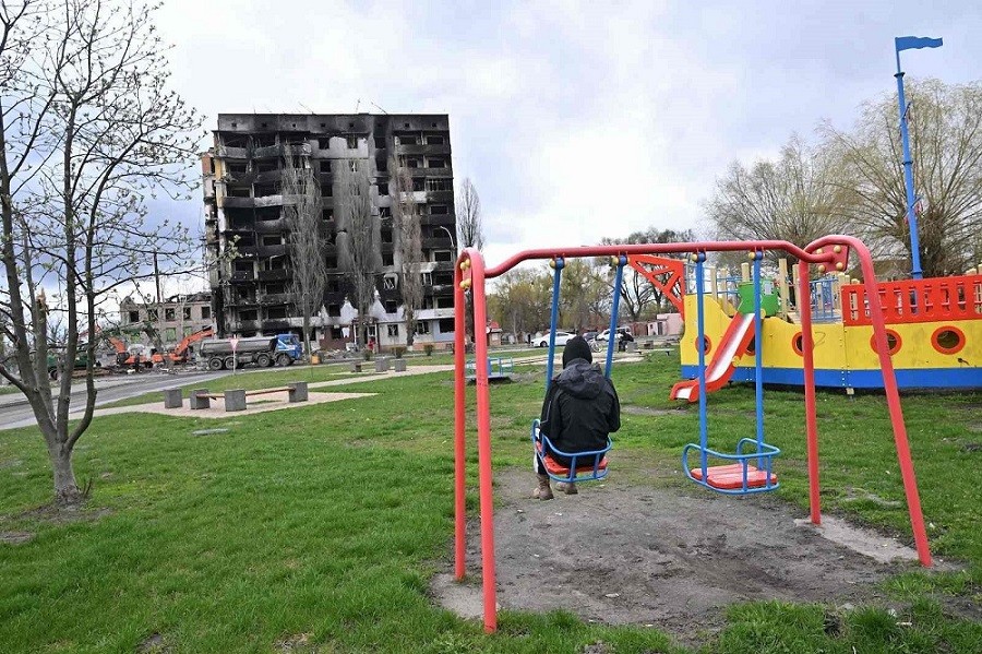 Khu vui chơi đối diện một tòa nhà bị Nga đánh bom tại thị trấn Borodianka, Ukraine. (Nguồn: Getty Images)