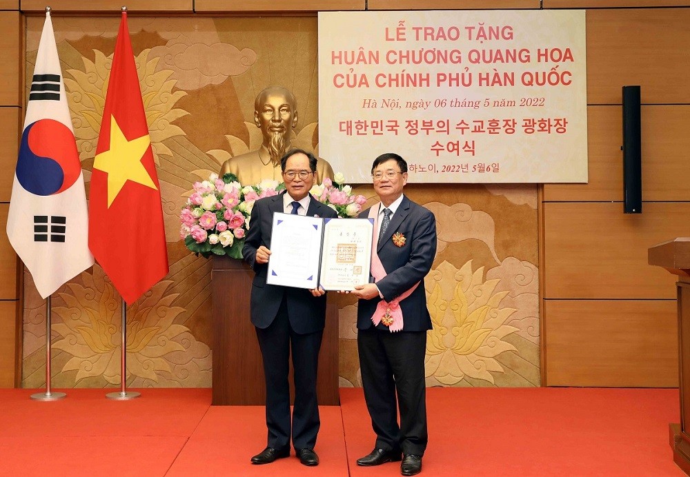 Đại sứ Hàn Quốc tại Việt Nam Park Noh-wan thay mặt Tổng thống Đại Hàn Dân Quốc thực hiện nghi lễ trao Huân chương Quang Hoa cho ông Trần Văn Túy. (Nguồn: TTXVN)