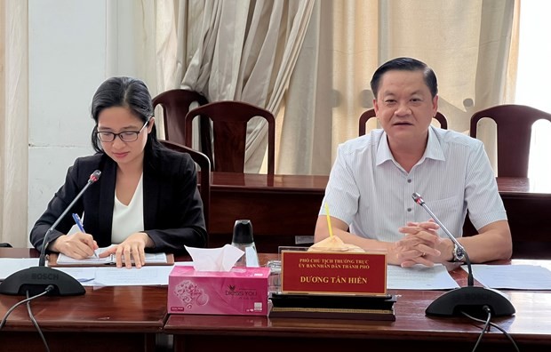 Vice Chairman of the Can Tho People’s Committee Duong Tan Hien (right) speaks at the event. (Photo: VNA)