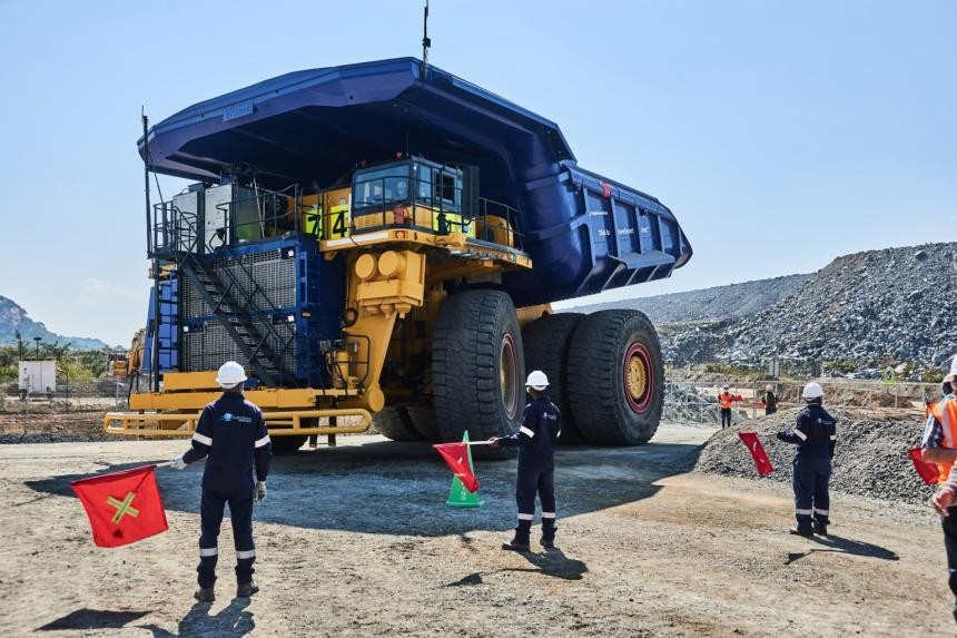 Công nhân hướng dẫn xe tải chạy bằng hydro tại mỏ bạch kim ở Mogalakwena, Nam Phi. (Nguồn: Bloomberg)