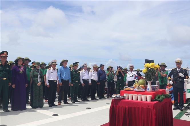 Đoàn công tác TP. Hồ Chí Minh và Quân chủng Hải quân tưởng niệm các cán bộ, chiến sỹ Hải quân đã hy sinh vì chủ quyền biển đảo của Tổ quốc. (Ảnh: Viết Tôn/TTXVN)
